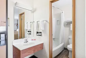 Econo Lodge Emporia - Salle de bain
