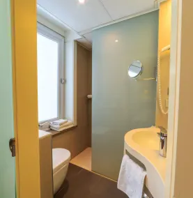 Hotel Pacific - Bathroom