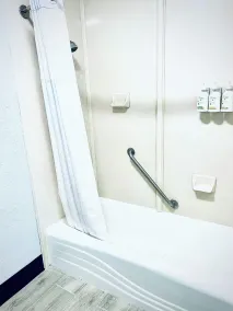 Baymont Inn & suites by Wyndham Ardmore I-35 - Bathroom