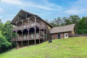 Hot Tub & Game Room! Group-Ready Smokies Cabin - Interni