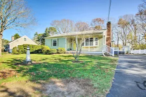 Hen Cove Home w/ Wood Deck - Walk to Beaches! - Interior