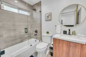 Luxe Townhome Newly-Built - Bathroom