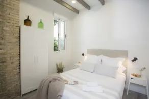 Dans l'appartement, les clients disposent de 3 chambres doubles, d'un canapé-lit double, de deux salles de bains avec douche et d'une cuisine vitrée entièrement équipée.De plus, la maison dispose d'une connexion Wi-Fi gratuite, d'une Smart TV, d'un - Chambre