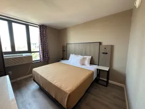 Regal Inn & Suites New York LaGuardia Hotel - Room