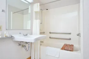 Howard Johnson by Wyndham Lenox - Salle de bain