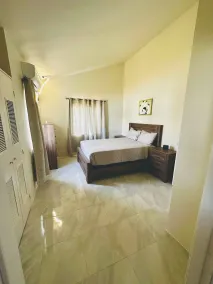Évadez-vous au paradis - Bungalow tout neuf avec vue sur l'océan à Discovery Bay 1 - Chambre