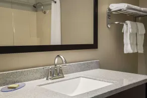 Super 8 by Wyndham Timmins ON - Bathroom