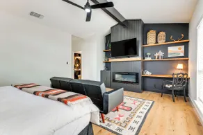 Modern Fischer House w/ Deck, Fire Pit & Hot Tub! - Interni