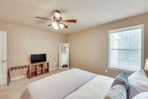 Peaceful 3BR Home Private Deck Near Downtown - Interior