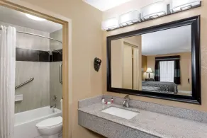 Days Inn by Wyndham Sarasota Bay - Salle de bain