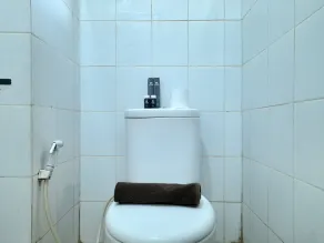 Modern Studio Room at Gateway Ahmad Yani Cicadas Apartment - Bathroom