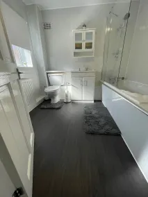Lovely 3 Bedroom Apartment In Newcastle Upon Tyne With Free Parking - Bathroom