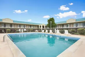 Baymont by Wyndham Emporia VA - Piscine