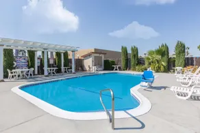Super 8 by Wyndham Corning - Piscina