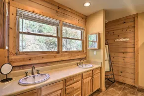 Bring a Pet! Mtn-View Bostic Retreat w/ Deck - Innvendig