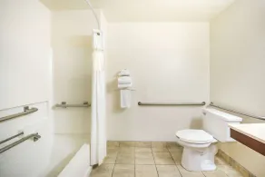 Super 8 by Wyndham Harlingen TX - Salle de bain