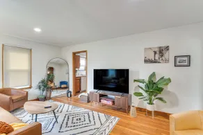 1 Mi to Dtwn Burlington: Modern Home w/ Yard! - Innvendig