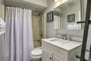 South Philly Townhome: 3 Mi to Center City - Badrum
