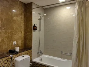 Tulip Creek Hotel Apartments - Bathroom