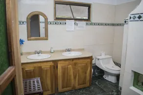 Bugabutik Hotel Resort - Bathroom
