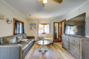 Walk to Beach! Lake Huron Getaway w/ Sunroom - Innvendig