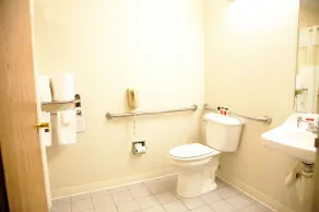Ramada Limited by Wyndham, Bloomington I-55 & I-74 IL - Salle de bain