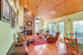 Spring River Vacation Rental w/ Deck & Views - Interiør