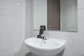 Modern and Comfort Stay 2BR at Ciputra International Apartment By Travelio - Badeværelse