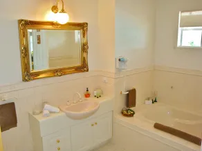Lanterns Retreats - Bathroom