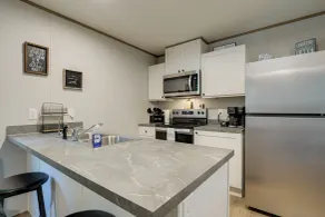 Brand New! Peaceful Wooded Retreat in Holcombe! - Innenbereich