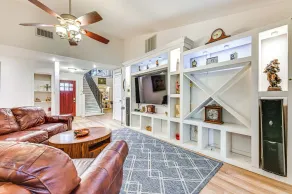 Spacious Family Home w/ Fenced Yard in DFW Area - Innvendig