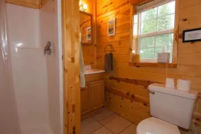 Trappers Chalet by KABINO Luxury Mountain Lodge Hot Tub Close to Yellowstone and Harriman Park Grill WiFi - Badezimmer