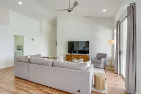 Pool + Lakefront: Upscale Glendale Getaway - Innvendig