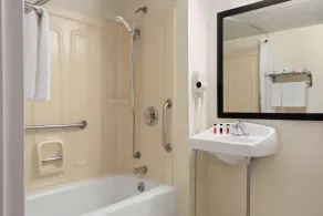 Super 8 by Wyndham Liverpool/Syracuse North Airport - Salle de bain