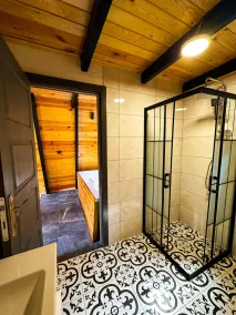 SAPANCA ÖZEL HAVUZ - JAKUZİ - ŞÖMİNE - KoRUNAKLI - GÖL MANZARALI BUNGALOV - Badeværelse