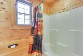 Wardensville Cabin W/ Hot Tub, Creek & Fire Pit! - Interni
