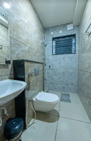 Patel Comforts Inn & Suites - Bathroom