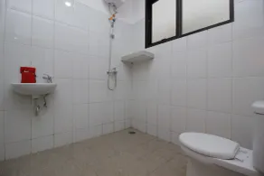 RedDoorz Premium near Stasiun Lenteng Agung - Badeværelse