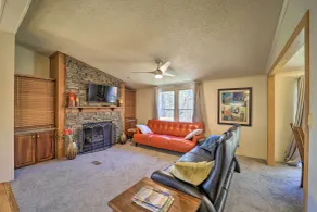 Deck + 2 Fire Pits: Riverfront Spruce Pine Rental! - Interiør