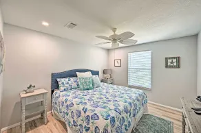 Retreat w/ Heated Pool Near Vanderbilt Beach! - Intérieur