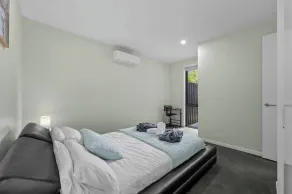 Luxurious 3-bedroom Townhouse in Charming Maidstone 7 KM TO CBD - Room