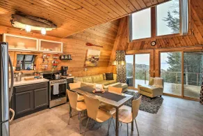 Crofton Cabin w/ Tiki Hut & Water Views! - Innvendig