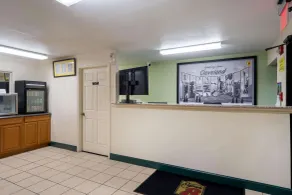 Super 8 by Wyndham Cleveland - Hall