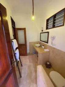 Mangrove Lodge - Bathroom