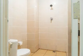 RedDoorz Plus near Teras Kota 3 - Bathroom
