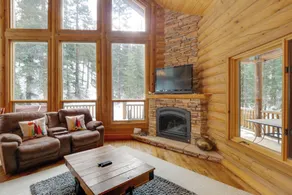 Rustic Mountain Cabin with Private Hot Tub & Deck! - Interiör