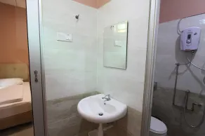 Shamrock Guest House II - Bathroom