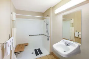 Days Inn & Suites by Wyndham Braunig Lake - Bathroom