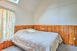 Lakefront Rumney Retreat w/ Shared Dock & Beach! - Interiör