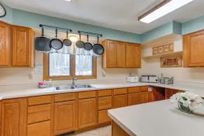 Lakefront Suring Home w/ Pool Table + Views! - Innenbereich